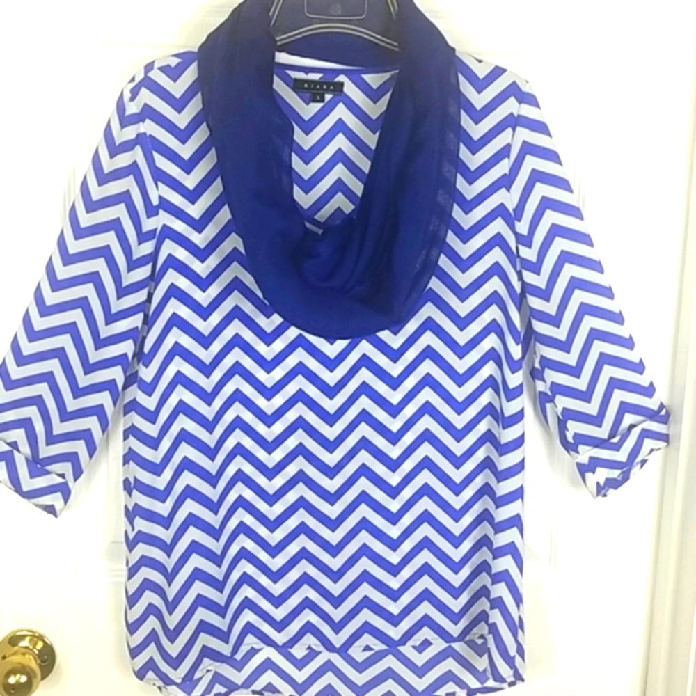 Kiara, 0011, blue and white Chevron top, size S